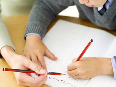 Được rèn luyện kỹ năng vận động với bàn tay qua các hoạt động tại nhà, ba mẹ không cần phải bắt bé tập viết sớm mà bé vẫn viết tốt khi đến tuổi đi học