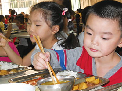 Món ăn đa dạng cho trẻ từ rau củ đã rửa sạch, nấu chín để bảo vệ sức khoẻ và an toàn cho trẻ trước nguy co bệnh mùa nóng tấn công.