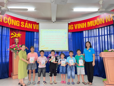 CĐCS trường MN Hoa Mai đã tổ chức "SINH HOẠT QUỐC TẾ THIẾU NHI 1/6" và biểu dương khen thưởng cho con của CBCĐV trong nhà trường có thành tích tốt trong học tập năm học 2022-2023.