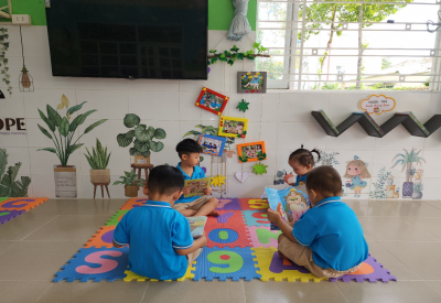 Cha mẹ trẻ tham quan mô hình “thư viện thân thiện” tại trường mầm non Hoa Mai