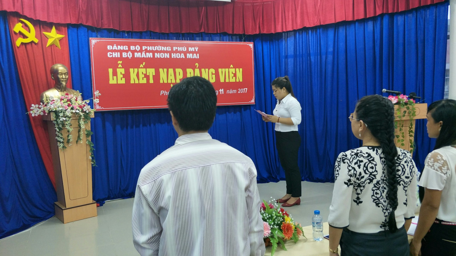  Đ/c Mai Thị Thùy Dương đọc tuyên thệ trung thành tuyệt đối với lý tưởng Cộng sản