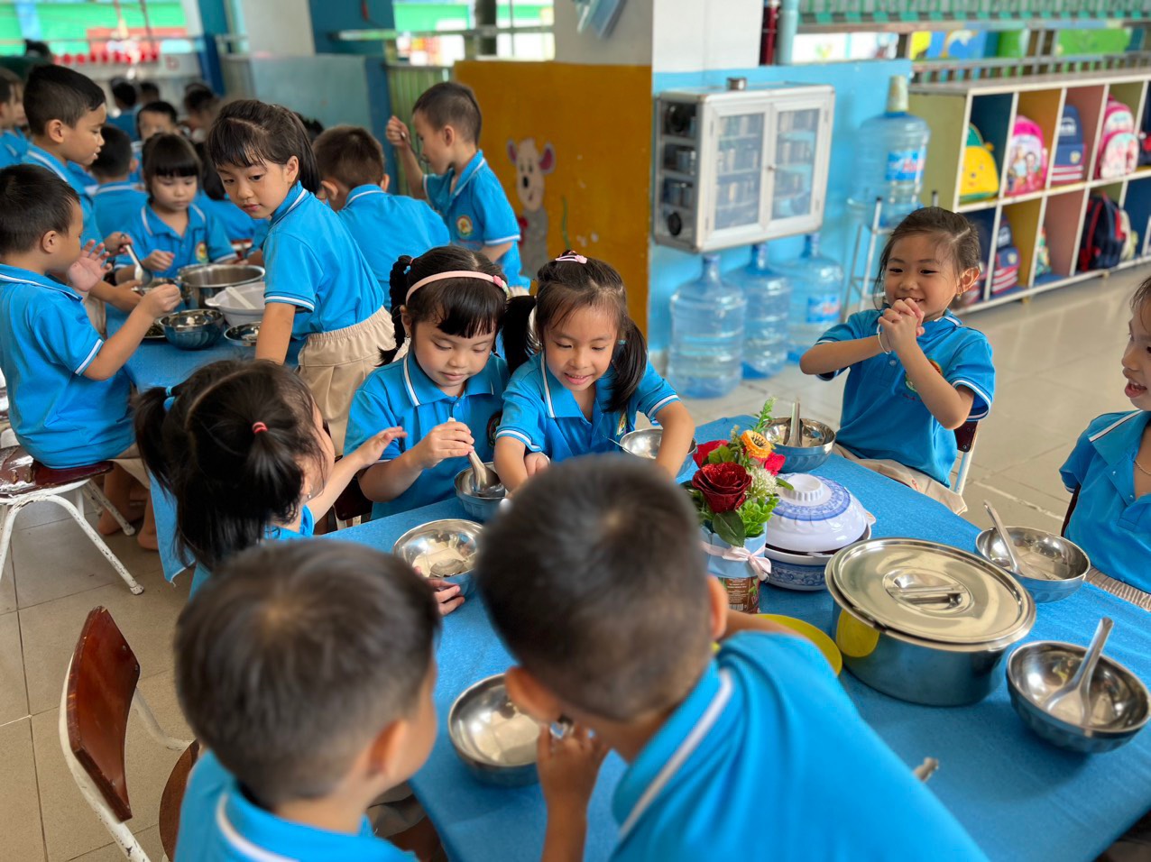 Tổ chức “Bữa ăn hạnh phúc” cho trẻ tại trường Mầm non Hoa Mai.