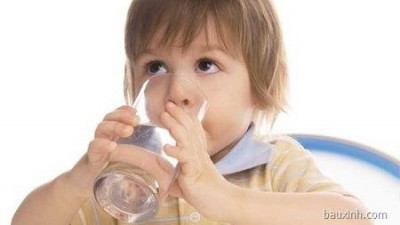 Thời tiết nắng nóng nên cho trẻ uống nhiều nước.