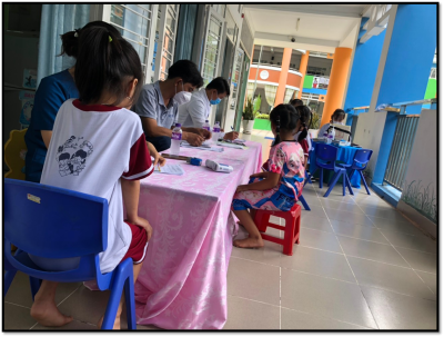 Trường Mầm non Hoa Mai phối hợp cùng Trạm y tế phường Phú Mỹ tiếp tục cho trẻ uống vắc xin phòng Bại liệt lần 2