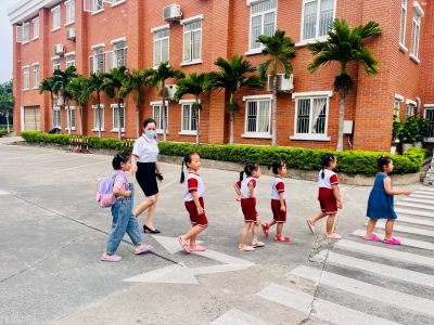 Trường Mầm non Hoa Mai tổ chức cho các bé Khối Lá tham quan trường tiểu học Việt Anh.