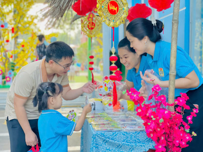 Công đoàn cơ sở trường mầm non Hoa Mai thực hiện mô hình “Chia sẻ yêu thương” đến với trẻ em nghèo có hoàn cảnh khó khăn trong nhà trường nhân dịp Tết Nguyên Đán Ất Tỵ  năm 2025