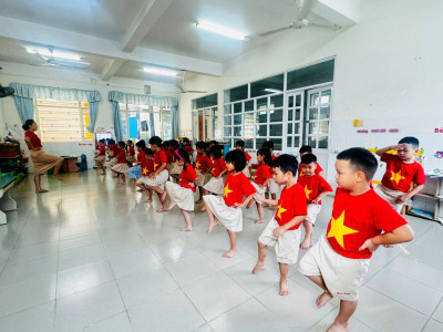 Các bạn nhỏ lớp Chồi 1 với hoạt động thể dục sáng
