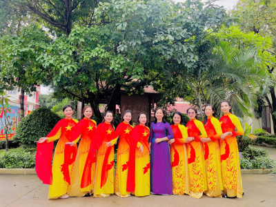 Tiết mục văn nghệ của cô và trẻ trường Mầm non Hoa Mai tại Hội nghị tổng kết giáo dục mầm non