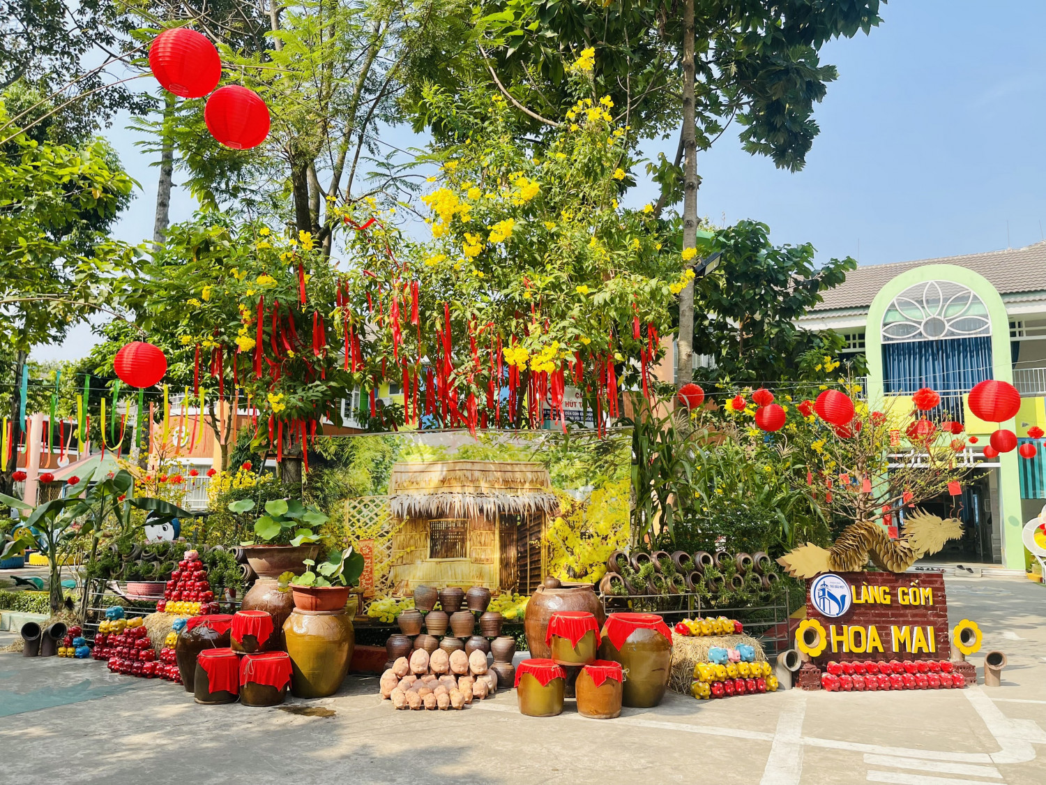 Trường mầm non Hoa Mai tham gia Hội thi trang trí cây Mai - cây Đào và Hội thi Góc xuân điểm check in nhận diện chung thành phố Thủ Dầu Một năm 2024.