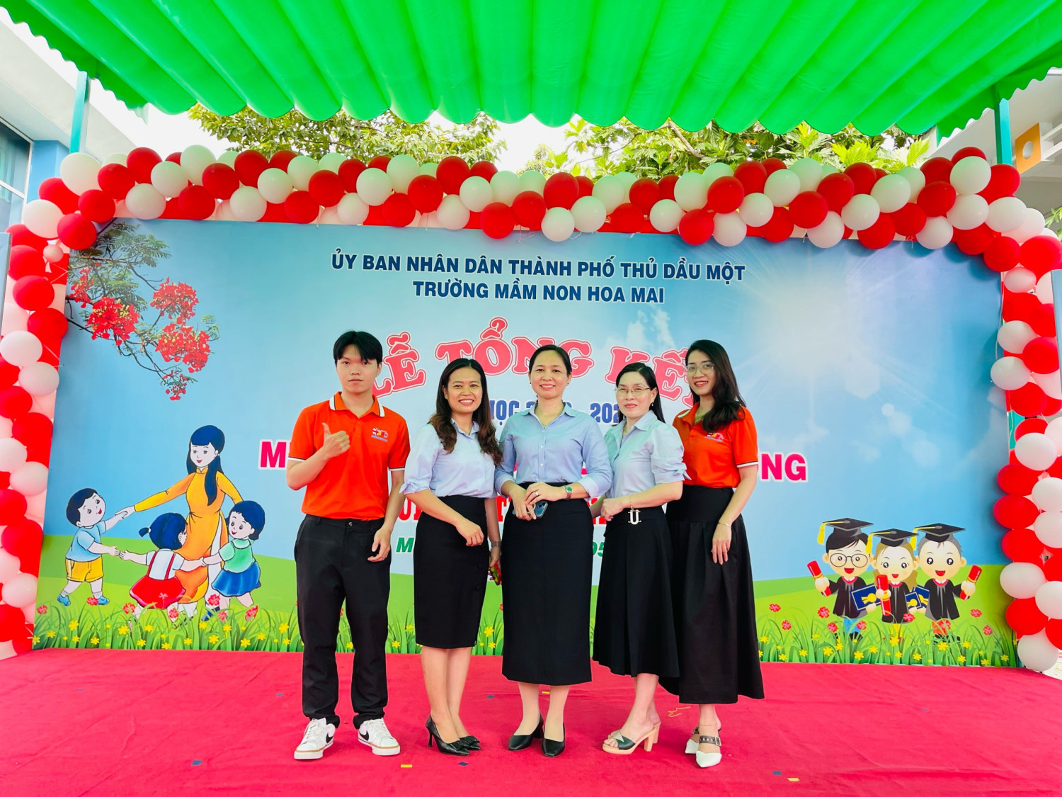 Trường mầm non Hoa Mai đã tổ chức lễ ra trường cho các bé Khối Lá (5-6 tuổi).