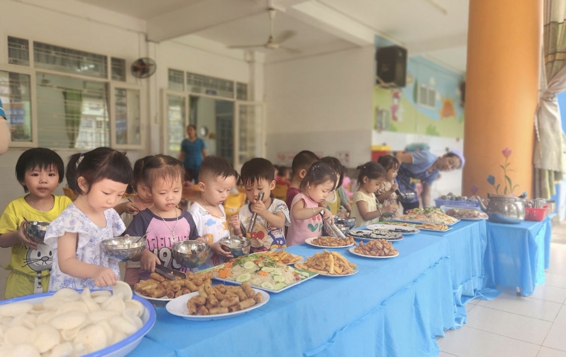 Trường Mầm non Hoa Mai tổ chức “Bữa tiệc buffet” cho các bé toàn
