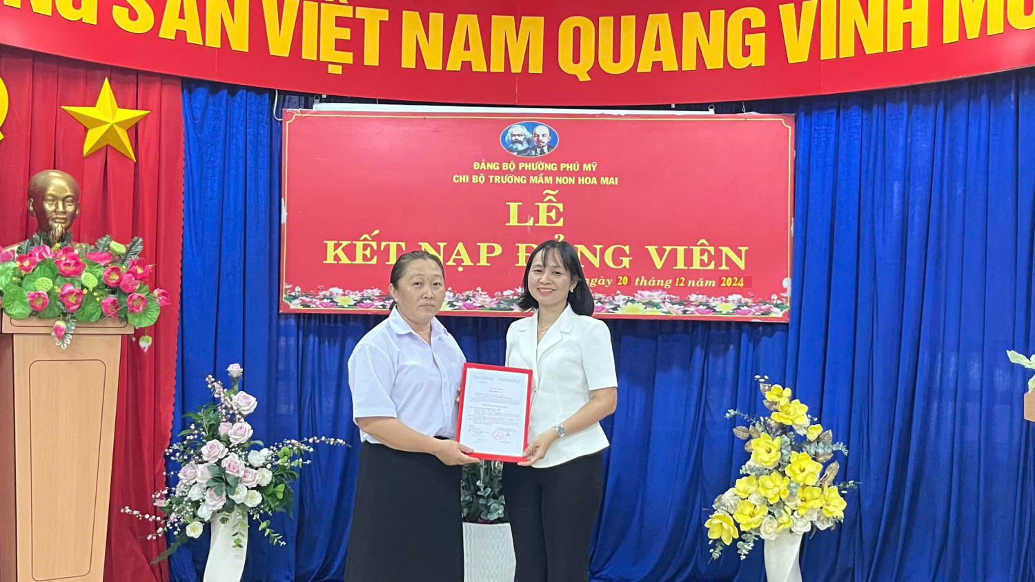 Trường Mầm Non Hoa Mai long trọng tổ chức Lễ kết nạp Đảng viên cho đồng chí Nguyễn Lê Ngọc Như.