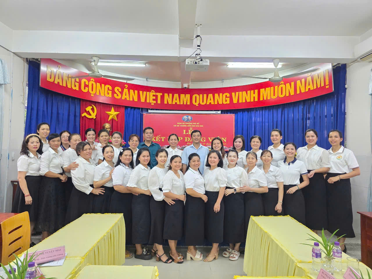 Chi bộ Trường Mầm Non Hoa Mai long trọng tổ chức Lễ kết nạp Đảng viên cho đồng chí Đỗ Thị Thu.