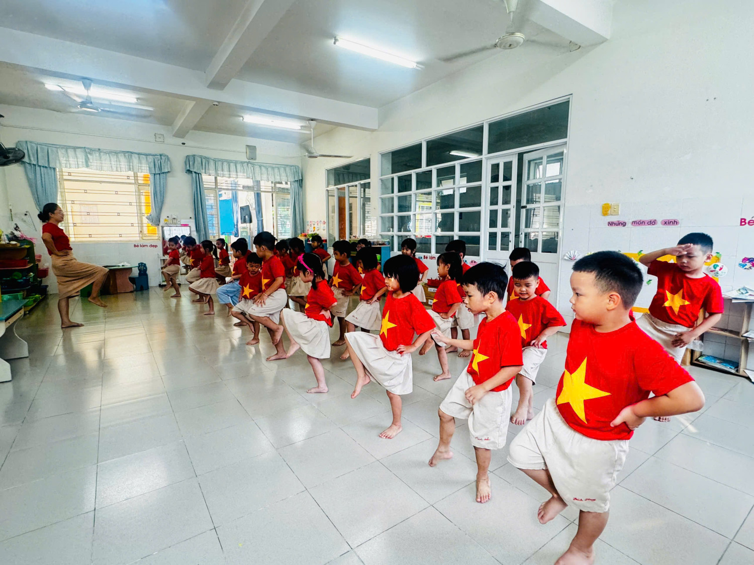 Các bạn nhỏ lớp Chồi 1 với hoạt động thể dục sáng