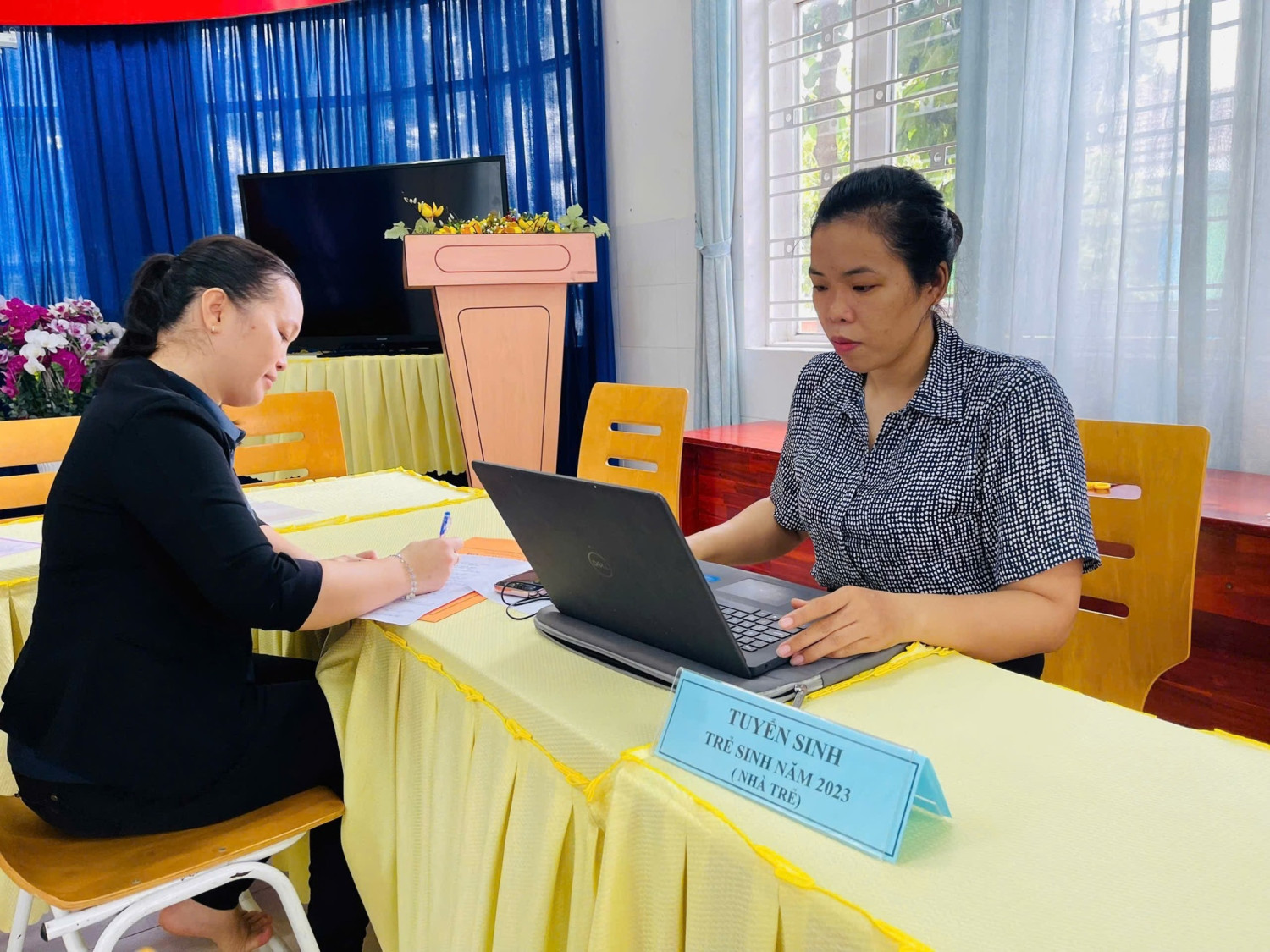 Trường Mầm non Hoa Mai thực hiện tiếp nhận hồ sơ đăng ký tuyển sinh trực tuyến từ quý phụ huynh cho năm học mới.
