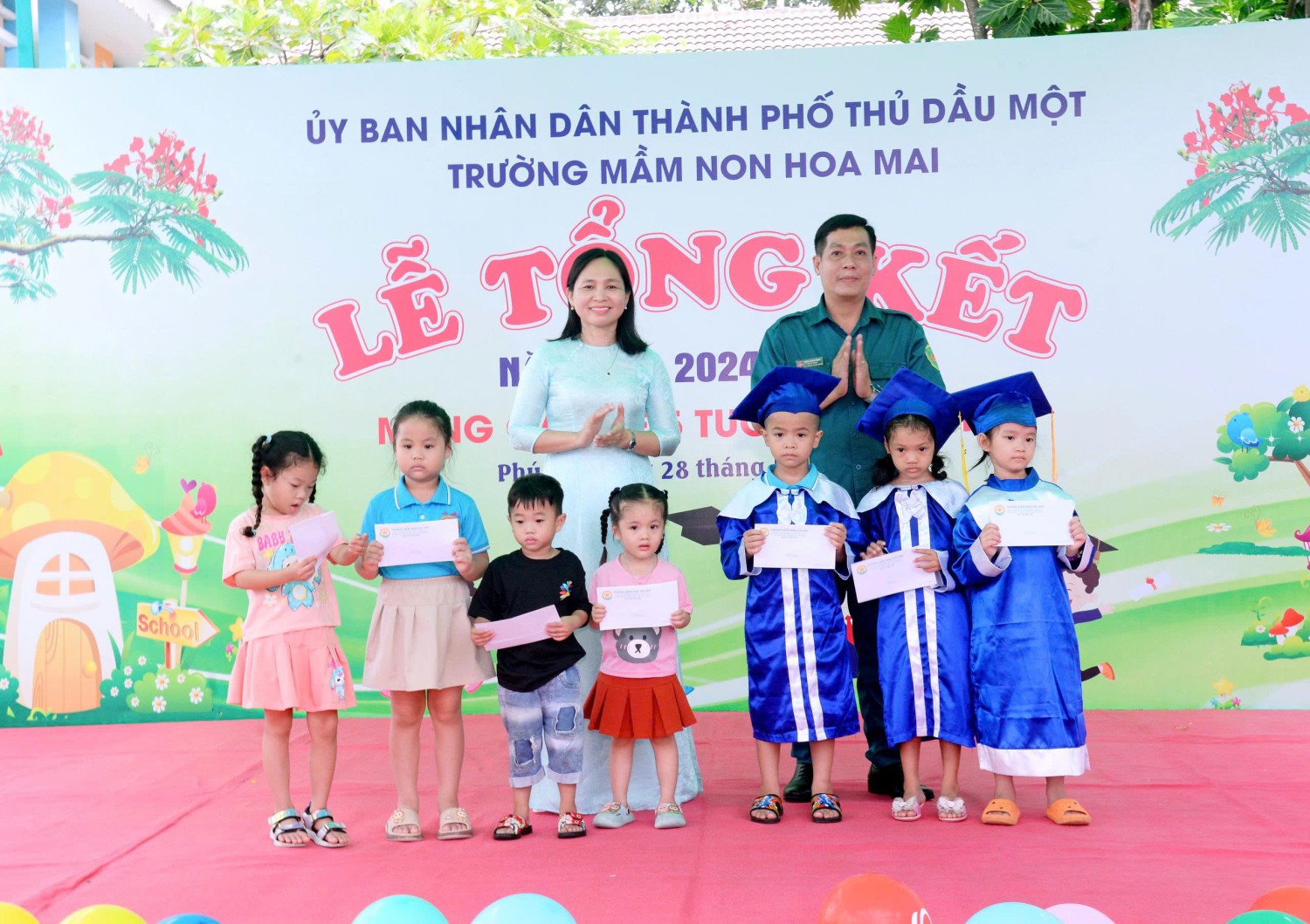 Tặng quà cho trẻ hộ nghèo, khó khăn trong trường nhân dịp lễ tổng kết